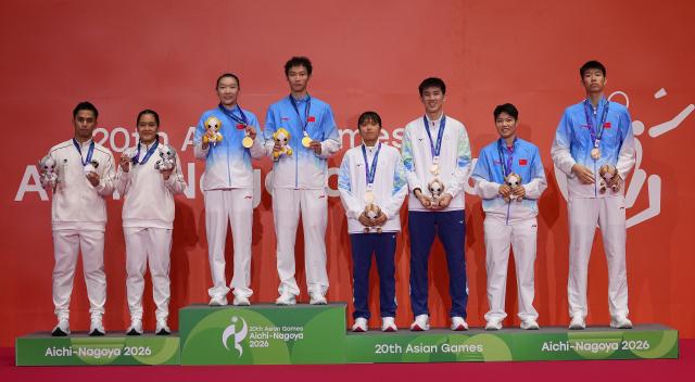 (260929) -- ICHINOMIYA, Sept. 29, 2026 (Xinhua) -- Silver medalists Amri Syahnawi/Nita Violina Marwah of Indonesia, gold medalists Wei Yaxin/Jiang Zhenbang of China, and bronze medalists Chan Nicole Gonzales/Ye Hong-Wei of Chinese Taipei, Huang Dongping/Feng Yanzhe of China (from L to R) pose during the victory ceremony for the mixed doubles of badminton at the 20th Asian Games Aichi-Nagoya 2026 in Ichinomiya of Aichi Prefecture, Japan, Sept. 29, 2026. (Xinhua/Li Bo)