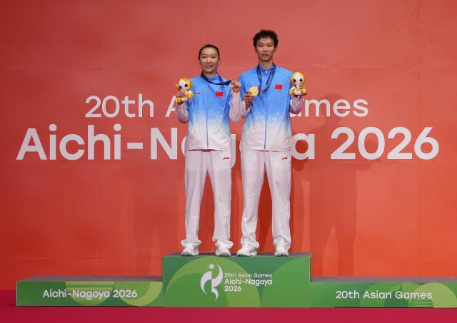 (260929) -- ICHINOMIYA, Sept. 29, 2026 (Xinhua) -- Gold medalists Jiang Zhenbang (R)/Wei Yaxin of China pose during the victory ceremony for the mixed doubles of badminton at the 20th Asian Games Aichi-Nagoya 2026 in Ichinomiya of Aichi Prefecture, Japan, Sept. 29, 2026. (Xinhua/Li Bo)