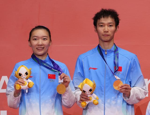 (260929) -- ICHINOMIYA, Sept. 29, 2026 (Xinhua) -- Gold medalists Jiang Zhenbang (R)/Wei Yaxin of China pose during the victory ceremony for the mixed doubles of badminton at the 20th Asian Games Aichi-Nagoya 2026 in Ichinomiya of Aichi Prefecture, Japan, Sept. 29, 2026. (Xinhua/Li Bo)