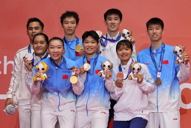 (260929) -- ICHINOMIYA, Sept. 29, 2026 (Xinhua) -- Gold medalists Wei Yaxin (2nd L, front)/Jiang Zhenbang (2nd L, rear) of China, silver medalists Amri Syahnawi (1st L, rear)/Nita Violina Marwah (1st L, front) of Indonesia, and bronze medalists Chan Nicole Gonzales (1st R, front)/Ye Hong-Wei (2nd R, rear) of Chinese Taipei, Huang Dongping (2nd R, front)/Feng Yanzhe of China pose during the victory ceremony for the mixed doubles of badminton at the 20th Asian Games Aichi-Nagoya 2026 in Ichinomiya of Aichi Prefecture, Japan, Sept. 29, 2026. (Xinhua/Li Bo)