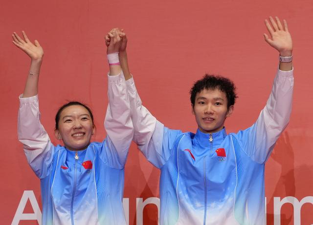 (260929) -- ICHINOMIYA, Sept. 29, 2026 (Xinhua) -- Gold medalists Jiang Zhenbang (R)/Wei Yaxin of China wave hands during the victory ceremony for the mixed doubles of badminton at the 20th Asian Games Aichi-Nagoya 2026 in Ichinomiya of Aichi Prefecture, Japan, Sept. 29, 2026. (Xinhua/Li Bo)