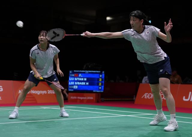 (260929) -- ICHINOMIYA, Sept. 29, 2026 (Xinhua) -- Lee Sohee (R)/Baek Hana of South Korea compete during the women's doubles final of badminton against Liu Shengshu/Tan Ning of China at the 20th Asian Games Aichi-Nagoya 2026 in Ichinomiya of Aichi Prefecture, Japan, Sept. 29, 2026. (Xinhua/Li Bo)