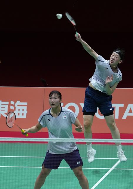 (260929) -- ICHINOMIYA, Sept. 29, 2026 (Xinhua) -- Lee Sohee (R)/Baek Hana of South Korea compete during the women's doubles final of badminton against Liu Shengshu/Tan Ning of China at the 20th Asian Games Aichi-Nagoya 2026 in Ichinomiya of Aichi Prefecture, Japan, Sept. 29, 2026. (Xinhua/Cheong Kam Ka)