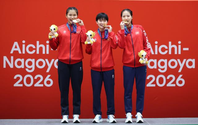 (260929) -- NAGOYA, Sept. 29, 2026 (Xinhua) -- Gold medalists Le Thi Hong Lien (L), Nguyen Thi Thu Trang (C) and Nguyen Thi Khanh Ly of Vietnam pose during the victory ceremony for the women's double of sepaktakraw at the 20th Asian Games Aichi-Nagoya 2026 in Nagoya, Japan, Sept. 29, 2026. (Xinhua/Long Lei)