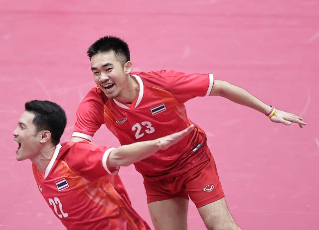 (260929) -- NAGOYA, Sept. 29, 2026 (Xinhua) -- Tanaphon Sapyen (L) and Kritsanapong Nontakote of team Thailand celebrate during the men's regu gold medal match of sepaktakraw between team Thailand and team Malaysia at the 20th Asian Games Aichi-Nagoya 2026 in Nagoya, Japan, Sept. 29, 2026. (Xinhua/Long Lei)