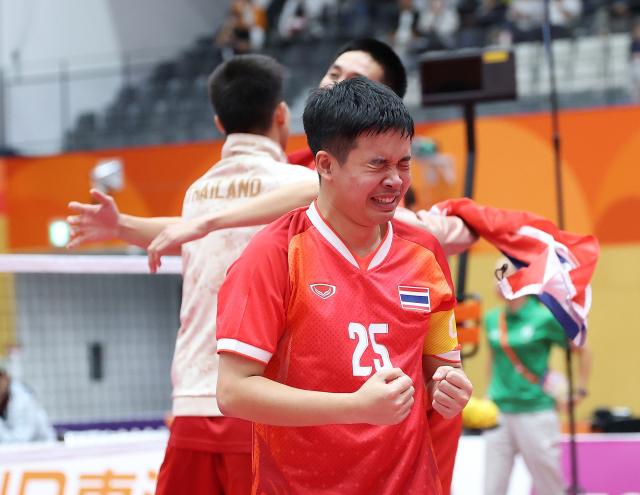 (260929) -- NAGOYA, Sept. 29, 2026 (Xinhua) -- Wuttinun Kamsanor (front) of team Thailand celebrates after winning the men's regu gold medal match of sepaktakraw between team Thailand and team Malaysia at the 20th Asian Games Aichi-Nagoya 2026 in Nagoya, Japan, Sept. 29, 2026. (Xinhua/Long Lei)
