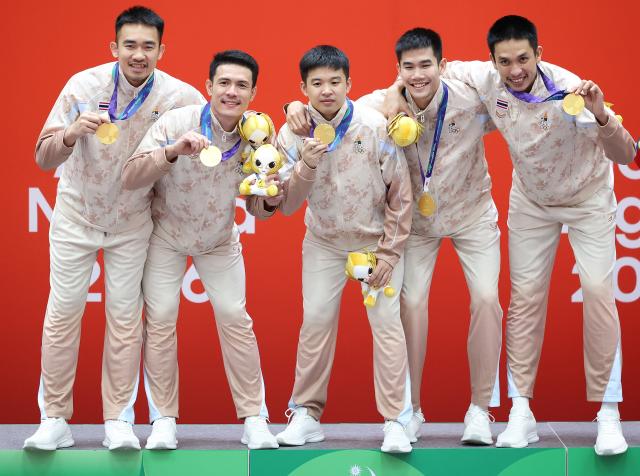 (260929) -- NAGOYA, Sept. 29, 2026 (Xinhua) -- Gold medalists team Thailand pose on the podium during the victory cerenomy for the men's regu of sepaktakraw at the 20th Asian Games Aichi-Nagoya 2026 in Nagoya, Japan, Sept. 29, 2026. (Xinhua/Long Lei)