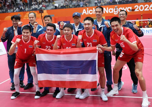 (260929) -- NAGOYA, Sept. 29, 2026 (Xinhua) -- Members of team Thailand pose after the victory cerenomy for the men's regu of sepaktakraw at the 20th Asian Games Aichi-Nagoya 2026 in Nagoya, Japan, Sept. 29, 2026. (Xinhua/Long Lei)