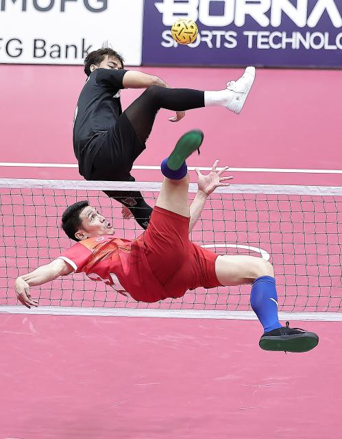 (260929) -- NAGOYA, Sept. 29, 2026 (Xinhua) -- Tanaphon Sapyen (front) of team Thailand competes during the men's regu gold medal match of sepaktakraw between team Thailand and team Malaysia at the 20th Asian Games Aichi-Nagoya 2026 in Nagoya, Japan, Sept. 29, 2026. (Xinhua/Long Lei)
