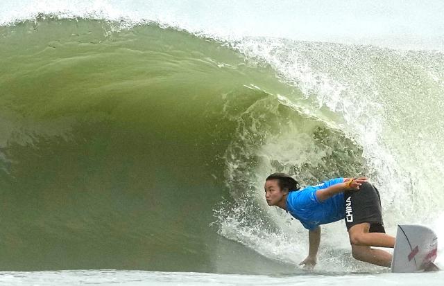 (260929) -- NAGOYA, Sept. 29, 2026 (Xinhua) -- Yang Siqi of China competes during the Women's Shortboard Semifinals of Surfing between Yang Siqi of China and Nonaka Minami of Japan at the 20th Asian Games Aichi-Nagoya 2026 in Tahara of Aichi Prefecture, Japan, Sept. 29, 2026. (Xinhua/Zhang Haobo)