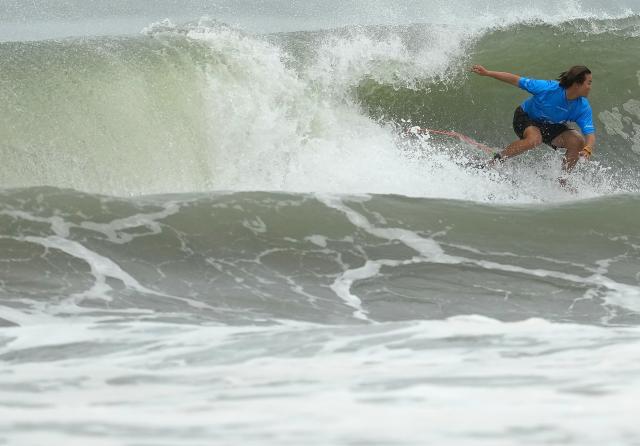 (260929) -- NAGOYA, Sept. 29, 2026 (Xinhua) -- Yang Siqi of China competes during the Women's Shortboard Semifinals of Surfing between Yang Siqi of China and Nonaka Minami of Japan at the 20th Asian Games Aichi-Nagoya 2026 in Tahara of Aichi Prefecture, Japan, Sept. 29, 2026. (Xinhua/Zhang Haobo)