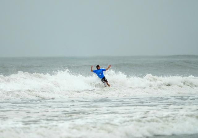 (260929) -- NAGOYA, Sept. 29, 2026 (Xinhua) -- Yang Siqi of China competes during the Women's Shortboard Semifinals of Surfing between Yang Siqi of China and Nonaka Minami of Japan at the 20th Asian Games Aichi-Nagoya 2026 in Tahara of Aichi Prefecture, Japan, Sept. 29, 2026. (Xinhua/Zhang Haobo)