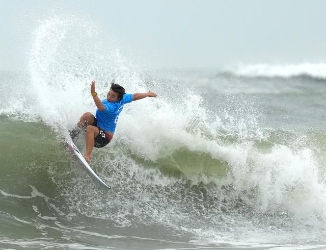 (260929) -- NAGOYA, Sept. 29, 2026 (Xinhua) -- Yang Siqi of China competes during the Women's Shortboard Semifinals of Surfing between Yang Siqi of China and Nonaka Minami of Japan at the 20th Asian Games Aichi-Nagoya 2026 in Tahara of Aichi Prefecture, Japan, Sept. 29, 2026. (Xinhua/Zhang Haobo)