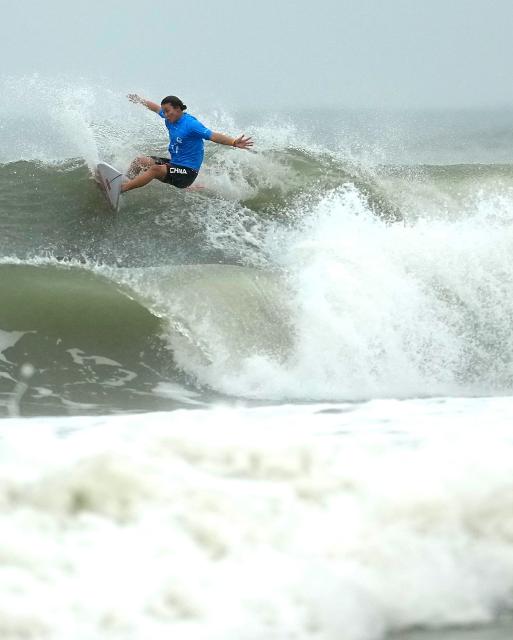 (260929) -- NAGOYA, Sept. 29, 2026 (Xinhua) -- Yang Siqi of China competes during the Women's Shortboard Semifinals of Surfing between Yang Siqi of China and Nonaka Minami of Japan at the 20th Asian Games Aichi-Nagoya 2026 in Tahara of Aichi Prefecture, Japan, Sept. 29, 2026. (Xinhua/Zhang Haobo)