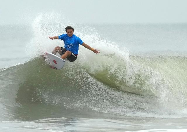 (260929) -- NAGOYA, Sept. 29, 2026 (Xinhua) -- Yang Siqi of China competes during the Women's Shortboard Semifinals of Surfing between Yang Siqi of China and Nonaka Minami of Japan at the 20th Asian Games Aichi-Nagoya 2026 in Tahara of Aichi Prefecture, Japan, Sept. 29, 2026. (Xinhua/Zhang Haobo)