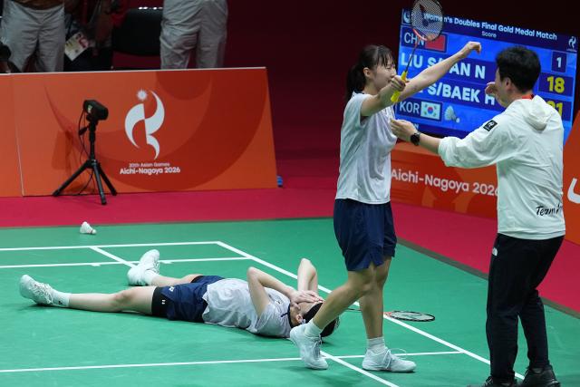 (260929) -- ICHINOMIYA, Sept. 29, 2026 (Xinhua) -- Lee Sohee (bottom)/Baek Hana (2nd R) of South Korea celebrate after the women's doubles final of badminton against Liu Shengshu/Tan Ning of China at the 20th Asian Games Aichi-Nagoya 2026 in Ichinomiya of Aichi Prefecture, Japan, Sept. 29, 2026. (Xinhua/Cheong Kam Ka)