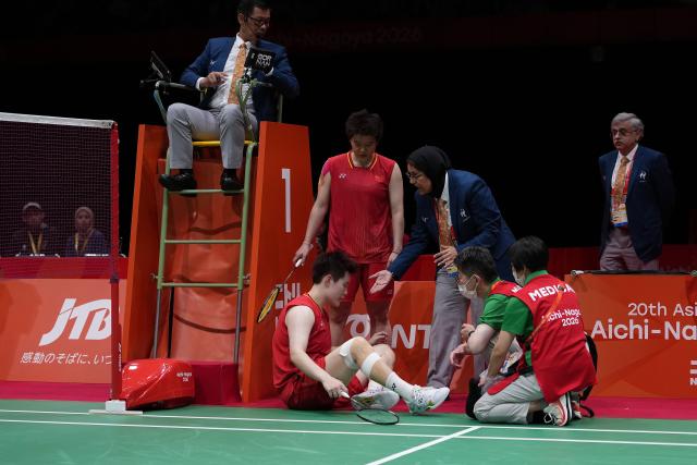 (260929) -- ICHINOMIYA, Sept. 29, 2026 (Xinhua) -- Liu Shengshu (bottom L) of China receives medical treatment during the women's doubles final of badminton against Lee Sohee/Baek Hana of South Korea at the 20th Asian Games Aichi-Nagoya 2026 in Ichinomiya of Aichi Prefecture, Japan, Sept. 29, 2026. (Xinhua/Li Bo)