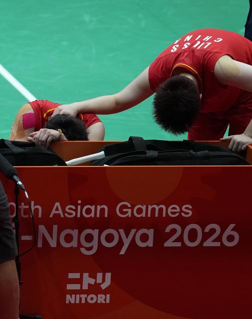 (260929) -- ICHINOMIYA, Sept. 29, 2026 (Xinhua) -- Liu Shengshu (R) of China comforts teammate Tan Ning after the women's doubles final of badminton against Lee Sohee/Baek Hana of South Korea at the 20th Asian Games Aichi-Nagoya 2026 in Ichinomiya of Aichi Prefecture, Japan, Sept. 29, 2026. (Xinhua/Cheong Kam Ka)