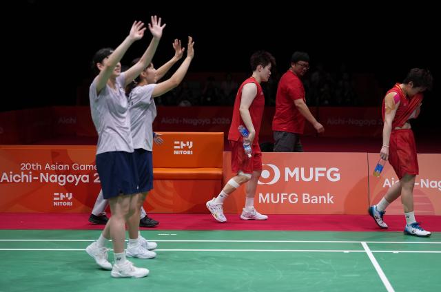 (260929) -- ICHINOMIYA, Sept. 29, 2026 (Xinhua) -- Lee Sohee (1st L)/Baek Hana (2nd L) of South Korea celebrate as Liu Shengshu (C)/Tan Ning (1st R) of China leave the court after the women's doubles final of badminton at the 20th Asian Games Aichi-Nagoya 2026 in Ichinomiya of Aichi Prefecture, Japan, Sept. 29, 2026. (Xinhua/Li Bo)