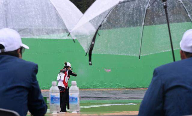 (260929) -- TOYOTA, Sept. 29, 2026 (Xinhua) -- Sun Yurong (C) of China competes during the trap women individual final of shooting at the 20th Asian Games Aichi-Nagoya 2026 in Toyota of Aichi Prefecture, Japan, Sept. 29, 2026. (Xinhua/Liu Lei)
