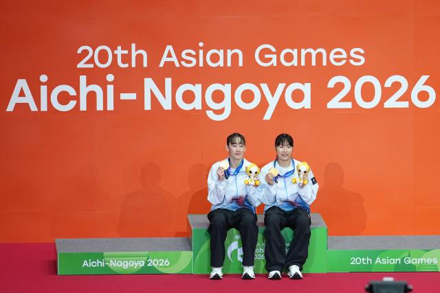 (260929) -- ICHINOMIYA, Sept. 29, 2026 (Xinhua) -- Gold medalists Lee Sohee (L)/Baek Hana of South Korea pose for photos during the victory ceremony for the women's doubles of badminton at the 20th Asian Games Aichi-Nagoya 2026 in Ichinomiya of Aichi Prefecture, Japan, Sept. 29, 2026. (Xinhua/Cheong Kam Ka)