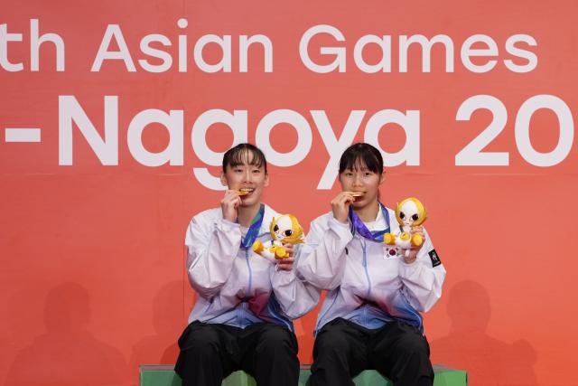 (260929) -- ICHINOMIYA, Sept. 29, 2026 (Xinhua) -- Gold medalists Lee Sohee (L)/Baek Hana of South Korea pose for photos during the victory ceremony for the women's doubles of badminton at the 20th Asian Games Aichi-Nagoya 2026 in Ichinomiya of Aichi Prefecture, Japan, Sept. 29, 2026. (Xinhua/Li Bo)