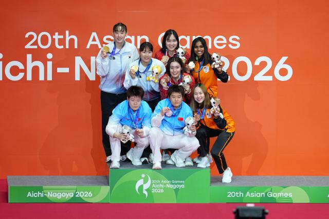 (260929) -- ICHINOMIYA, Sept. 29, 2026 (Xinhua) -- Gold medalists Lee Sohee (1st L, top)/Baek Hana (2nd L, top) of South Korea, silver medalists Liu Shengshu (bottom L)/Tan Ning (bottom C) of China, bronze medalists Nakanishi Kie (2nd R, top)/Uesaka Rin (C) of Japan and Tan Pearly Koong Le (bottom R)/Thinaah Muralitharan of Malaysia pose for photos during the victory ceremony for the women's doubles of badminton at the 20th Asian Games Aichi-Nagoya 2026 in Ichinomiya of Aichi Prefecture, Japan, Sept. 29, 2026. (Xinhua/Cheong Kam Ka)