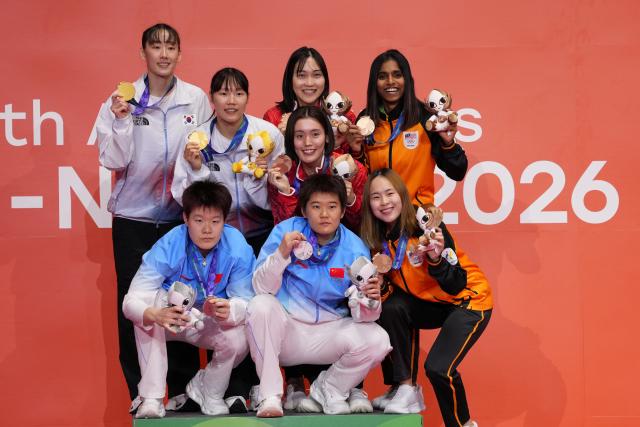 (260929) -- ICHINOMIYA, Sept. 29, 2026 (Xinhua) -- Gold medalists Lee Sohee (1st L, top)/Baek Hana (2nd L, top) of South Korea, silver medalists Liu Shengshu (bottom L)/Tan Ning (bottom C) of China, bronze medalists Nakanishi Kie (2nd R, top)/Uesaka Rin (C) of Japan and Tan Pearly Koong Le (bottom R)/Thinaah Muralitharan of Malaysia pose for photos during the victory ceremony for the women's doubles of badminton at the 20th Asian Games Aichi-Nagoya 2026 in Ichinomiya of Aichi Prefecture, Japan, Sept. 29, 2026. (Xinhua/Li Bo)