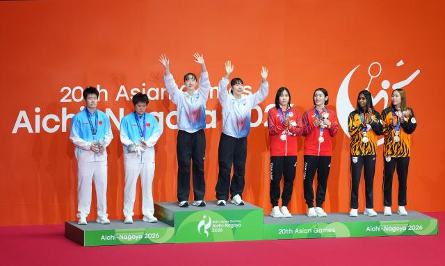 (260929) -- ICHINOMIYA, Sept. 29, 2026 (Xinhua) -- Gold medalists Lee Sohee (3rd L)/Baek Hana (4th L) of South Korea celebrate during the victory ceremony for the women's doubles of badminton at the 20th Asian Games Aichi-Nagoya 2026 in Ichinomiya of Aichi Prefecture, Japan, Sept. 29, 2026. (Xinhua/Cheong Kam Ka)