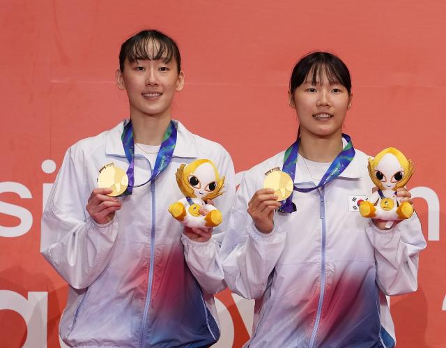 (260929) -- ICHINOMIYA, Sept. 29, 2026 (Xinhua) -- Gold medalists Lee Sohee (L)/Baek Hana of South Korea pose for photos during the victory ceremony for the women's doubles of badminton at the 20th Asian Games Aichi-Nagoya 2026 in Ichinomiya of Aichi Prefecture, Japan, Sept. 29, 2026. (Xinhua/Li Bo)