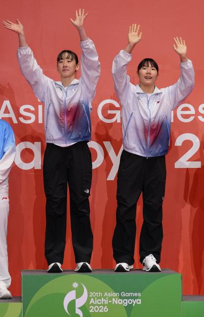(260929) -- ICHINOMIYA, Sept. 29, 2026 (Xinhua) -- Gold medalists Lee Sohee (L)/Baek Hana of South Korea celebrate during the victory ceremony for the women's doubles of badminton at the 20th Asian Games Aichi-Nagoya 2026 in Ichinomiya of Aichi Prefecture, Japan, Sept. 29, 2026. (Xinhua/Li Bo)