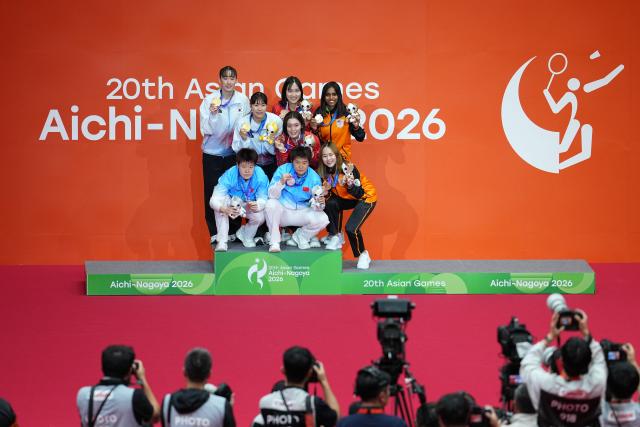 (260929) -- ICHINOMIYA, Sept. 29, 2026 (Xinhua) -- Gold medalists Lee Sohee (1st L, top)/Baek Hana (2nd L, top) of South Korea, silver medalists Liu Shengshu (bottom L)/Tan Ning (bottom C) of China, bronze medalists Nakanishi Kie (2nd R, top)/Uesaka Rin (C) of Japan and Tan Pearly Koong Le (bottom R)/Thinaah Muralitharan of Malaysia pose for photos during the victory ceremony for the women's doubles of badminton at the 20th Asian Games Aichi-Nagoya 2026 in Ichinomiya of Aichi Prefecture, Japan, Sept. 29, 2026. (Xinhua/Cheong Kam Ka)