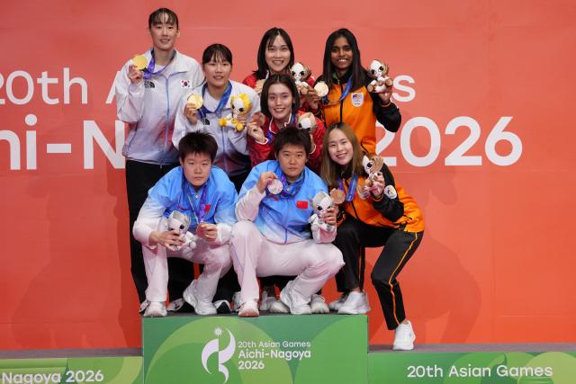 (260929) -- ICHINOMIYA, Sept. 29, 2026 (Xinhua) -- Gold medalists Lee Sohee (1st L, top)/Baek Hana (2nd L, top) of South Korea, silver medalists Liu Shengshu (bottom L)/Tan Ning (bottom C) of China, bronze medalists Nakanishi Kie (2nd R, top)/Uesaka Rin (C) of Japan and Tan Pearly Koong Le (bottom R)/Thinaah Muralitharan of Malaysia pose for photos during the victory ceremony for the women's doubles of badminton at the 20th Asian Games Aichi-Nagoya 2026 in Ichinomiya of Aichi Prefecture, Japan, Sept. 29, 2026. (Xinhua/Li Bo)
