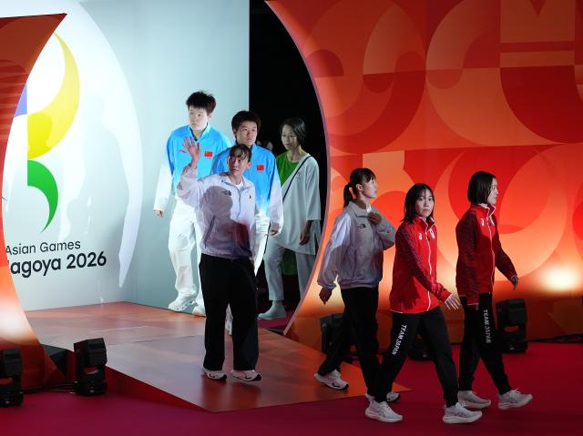 (260929) -- ICHINOMIYA, Sept. 29, 2026 (Xinhua) -- Gold medalists Lee Sohee (1st L, bottom)/Baek Hana (2nd L, bottom) of South Korea, silver medalists Liu Shengshu (top L)/Tan Ning (top R) of China, bronze medalists Nakanishi Kie (2nd R, bottom)/Uesaka Rin (1st R, bottom) of Japan arrive for the victory ceremony for the women's doubles of badminton at the 20th Asian Games Aichi-Nagoya 2026 in Ichinomiya of Aichi Prefecture, Japan, Sept. 29, 2026. (Xinhua/Cheong Kam Ka)