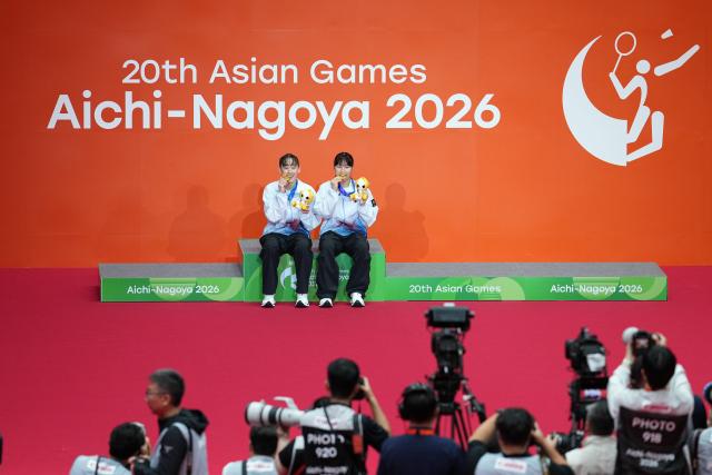 (260929) -- ICHINOMIYA, Sept. 29, 2026 (Xinhua) -- Gold medalists Lee Sohee (top L)/Baek Hana (top R) of South Korea pose for photos during the victory ceremony for the women's doubles of badminton at the 20th Asian Games Aichi-Nagoya 2026 in Ichinomiya of Aichi Prefecture, Japan, Sept. 29, 2026. (Xinhua/Cheong Kam Ka)