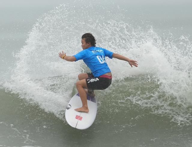 (260929) -- NAGOYA, Sept. 29, 2026 (Xinhua) -- Yang Siqi of China competes during the Women's Shortboard Gold Medal Match of Surfing between Ikeda Mirai of Japan and Yang Siqi of China at the 20th Asian Games Aichi-Nagoya 2026 in Tahara of Aichi Prefecture, Japan, Sept. 29, 2026. (Xinhua/Zhang Haobo)