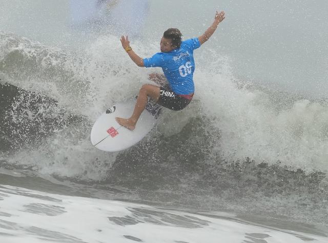 (260929) -- NAGOYA, Sept. 29, 2026 (Xinhua) -- Yang Siqi of China competes during the Women's Shortboard Gold Medal Match of Surfing between Ikeda Mirai of Japan and Yang Siqi of China at the 20th Asian Games Aichi-Nagoya 2026 in Tahara of Aichi Prefecture, Japan, Sept. 29, 2026. (Xinhua/Zhang Haobo)