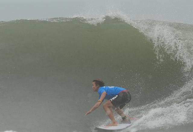 (260929) -- NAGOYA, Sept. 29, 2026 (Xinhua) -- Yang Siqi of China competes during the Women's Shortboard Gold Medal Match of Surfing between Ikeda Mirai of Japan and Yang Siqi of China at the 20th Asian Games Aichi-Nagoya 2026 in Tahara of Aichi Prefecture, Japan, Sept. 29, 2026. (Xinhua/Zhang Haobo)