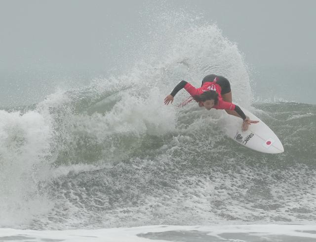 (260929) -- NAGOYA, Sept. 29, 2026 (Xinhua) -- Ikeda Mirai of Japan competes during the Women's Shortboard Gold Medal Match of Surfing between Ikeda Mirai of Japan and Yang Siqi of China at the 20th Asian Games Aichi-Nagoya 2026 in Tahara of Aichi Prefecture, Japan, Sept. 29, 2026. (Xinhua/Zhang Haobo)