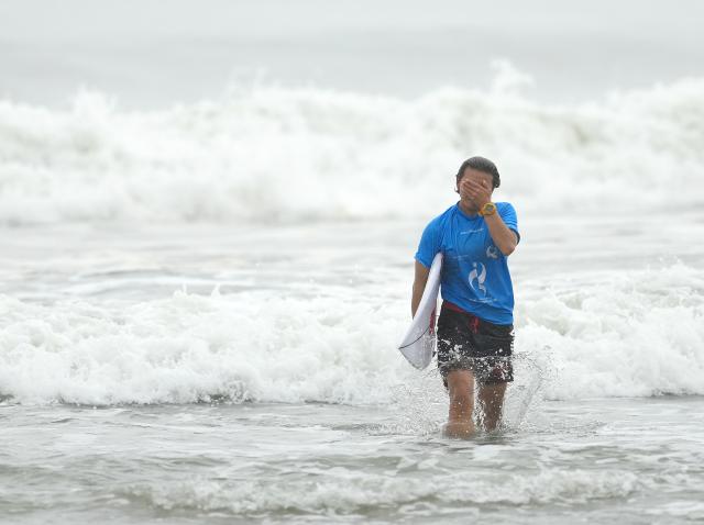 (260929) -- NAGOYA, Sept. 29, 2026 (Xinhua) -- Yang Siqi of China reacts after the Women's Shortboard Gold Medal Match of Surfing between Ikeda Mirai of Japan and Yang Siqi of China at the 20th Asian Games Aichi-Nagoya 2026 in Tahara of Aichi Prefecture, Japan, Sept. 29, 2026. (Xinhua/Zhang Haobo)