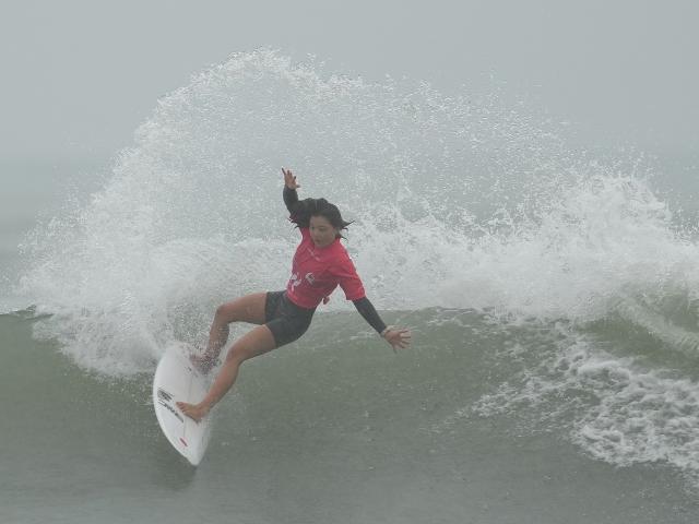 (260929) -- NAGOYA, Sept. 29, 2026 (Xinhua) -- Ikeda Mirai of Japan competes during the Women's Shortboard Gold Medal Match of Surfing between Ikeda Mirai of Japan and Yang Siqi of China at the 20th Asian Games Aichi-Nagoya 2026 in Tahara of Aichi Prefecture, Japan, Sept. 29, 2026. (Xinhua/Zhang Haobo)