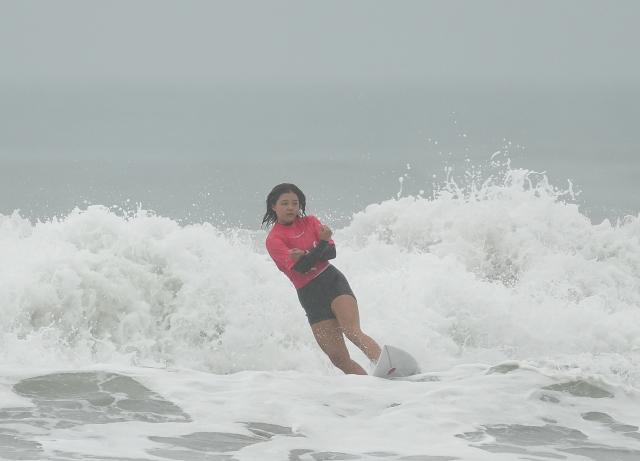 (260929) -- NAGOYA, Sept. 29, 2026 (Xinhua) -- Ikeda Mirai of Japan competes during the Women's Shortboard Gold Medal Match of Surfing between Ikeda Mirai of Japan and Yang Siqi of China at the 20th Asian Games Aichi-Nagoya 2026 in Tahara of Aichi Prefecture, Japan, Sept. 29, 2026. (Xinhua/Zhang Haobo)