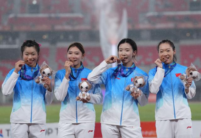 (260929) -- NAGOYA, Sept. 29, 2026 (Xinhua) -- Bronze medalists Jiang Yutong, Kong Yingying, Zhou Li and Zuo Siyu (L-R) of team China pose for photos during the awarding ceremony for the women's 4x400m relay final of Athletics at the 20th Asian Games Aichi-Nagoya 2026 in Nagoya, Japan, Sept. 29, 2026. (Xinhua/Jia Yuchen)
