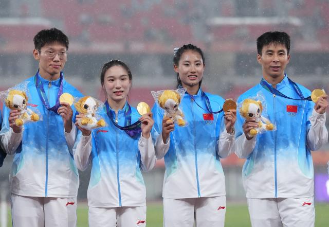 (260929) -- NAGOYA, Sept. 29, 2026 (Xinhua) -- Gold medalists Shi Junhao, Chen Yujie, Liu Guoyi and Chen Jinfeng (L-R) of team China pose for photos during the awarding ceremony for the 4x100m mixed relay final of Athletics at the 20th Asian Games Aichi-Nagoya 2026 in Nagoya, Japan, Sept. 29, 2026. (Xinhua/Jia Yuchen)
