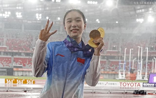 (260929) -- NAGOYA, Sept. 29, 2026 (Xinhua) -- Chen Yujie of China celebrates her third gold medal after the awarding ceremony for the 4x100m mixed relay final of Athletics at the 20th Asian Games Aichi-Nagoya 2026 in Nagoya, Japan, Sept. 29, 2026. (Xinhua/Luo Yuan)
