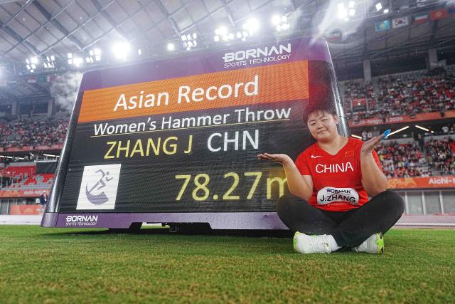 (260929) -- NAGOYA, Sept. 29, 2026 (Xinhua) -- Zhang Jiale of China poses with the new Asian record she set after the women's hammer throw final of Athletics at the 20th Asian Games Aichi-Nagoya 2026 in Nagoya, Japan, Sept. 29, 2026. (Xinhua/Luo Yuan)