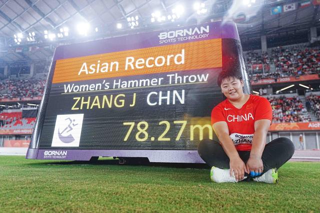 (260929) -- NAGOYA, Sept. 29, 2026 (Xinhua) -- Zhang Jiale of China poses with the new Asian record she set after the women's hammer throw final of Athletics at the 20th Asian Games Aichi-Nagoya 2026 in Nagoya, Japan, Sept. 29, 2026. (Xinhua/Luo Yuan)