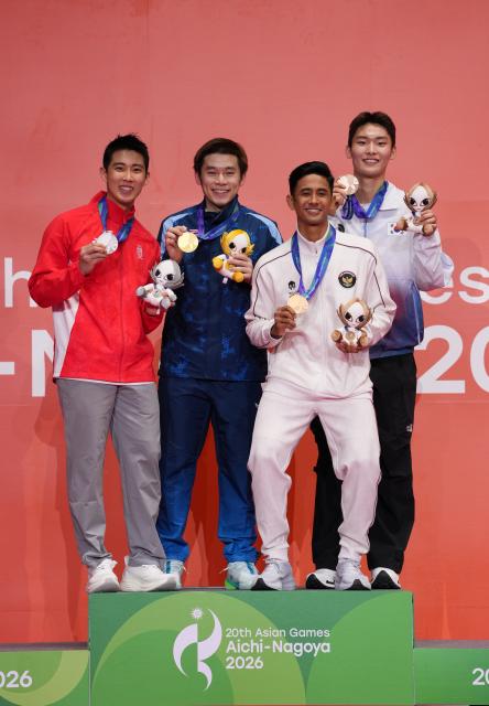 (260929) -- ICHINOMIYA, Sept. 29, 2026 (Xinhua) -- Gold medalist Kunlavut Vitidsarn (2nd L) of Thailand, silver medalist Loh Kean Yew (1st L) of Singapore, and bronze medalists Alwi Farhan (2nd R) of Indonesia and Yoo Tae Bin of South Korea pose during the awarding ceremony for the men's singles of badminton at the 20th Asian Games Aichi-Nagoya 2026 in Ichinomiya of Aichi Prefecture, Japan, Sept. 29, 2026. (Xinhua/Li Bo)