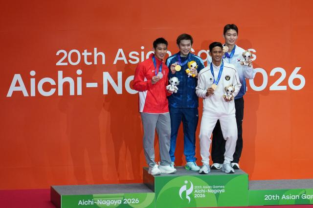 (260929) -- ICHINOMIYA, Sept. 29, 2026 (Xinhua) -- Gold medalist Kunlavut Vitidsarn (2nd L) of Thailand, silver medalist Loh Kean Yew (1st L) of Singapore, and bronze medalists Alwi Farhan (2nd R) of Indonesia and Yoo Tae Bin of South Korea pose during the awarding ceremony for the men's singles of badminton at the 20th Asian Games Aichi-Nagoya 2026 in Ichinomiya of Aichi Prefecture, Japan, Sept. 29, 2026. (Xinhua/Cheong Kam Ka)