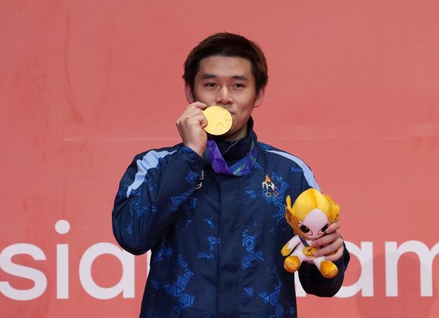 (260929) -- ICHINOMIYA, Sept. 29, 2026 (Xinhua) -- Gold medalist Kunlavut Vitidsarn of Thailand poses during the awarding ceremony for the men's singles of badminton at the 20th Asian Games Aichi-Nagoya 2026 in Ichinomiya of Aichi Prefecture, Japan, Sept. 29, 2026. (Xinhua/Li Bo)